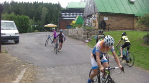 Nácvik naskočení na kolo, tedy přecodu z plavání na cyklistiku.